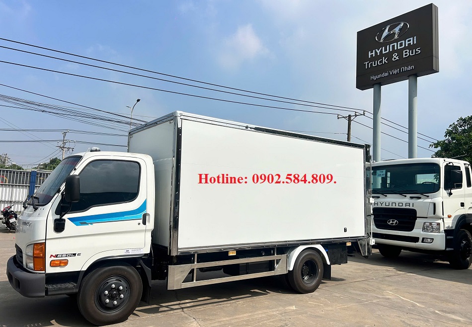 Hyundai N650LE tải thùng kín có bửng nâng hàng.